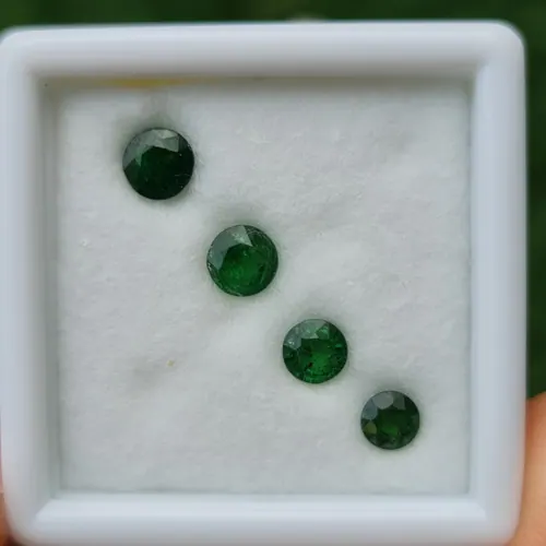 ซาโวไรท์ Tsavorite Garnet