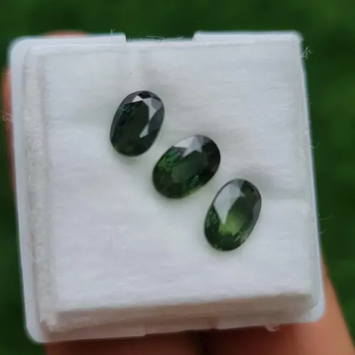 พลอย เขียวส่อง Green sapphire