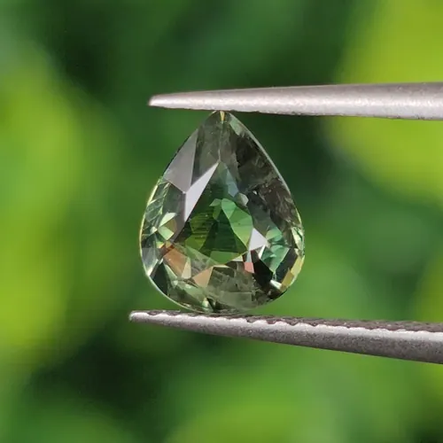 พลอย เขียวส่อง Green sapphire