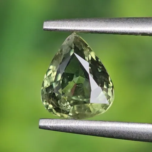พลอย เขียวส่อง Green sapphire