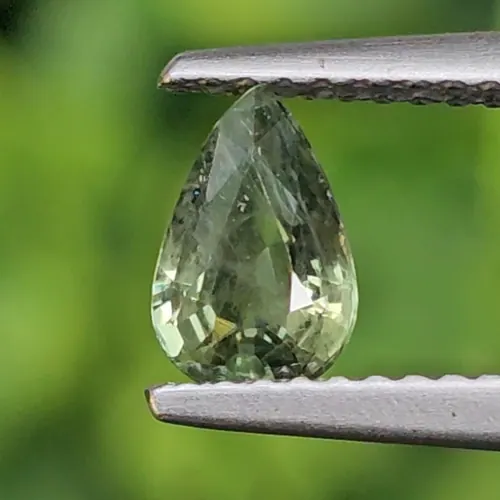 พลอย เขียวส่อง Green sapphire