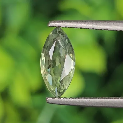 พลอย เขียวส่อง Green sapphire