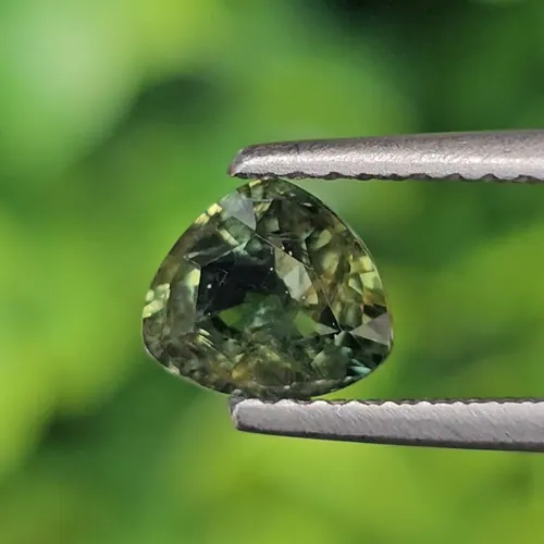 พลอย เขียวส่อง Green sapphire