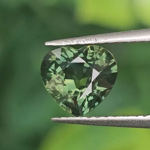 พลอย เขียวส่อง Green sapphire