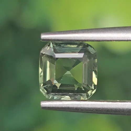 พลอย เขียวส่อง Green sapphire