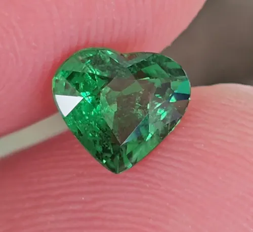 ซาโวไรท์ Tsavorite Garnet