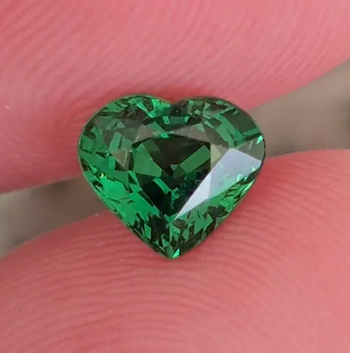 ซาโวไรท์ Tsavorite Garnet
