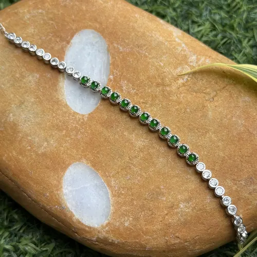 สร้อยข้อมือหยก (Jade bracelet)
