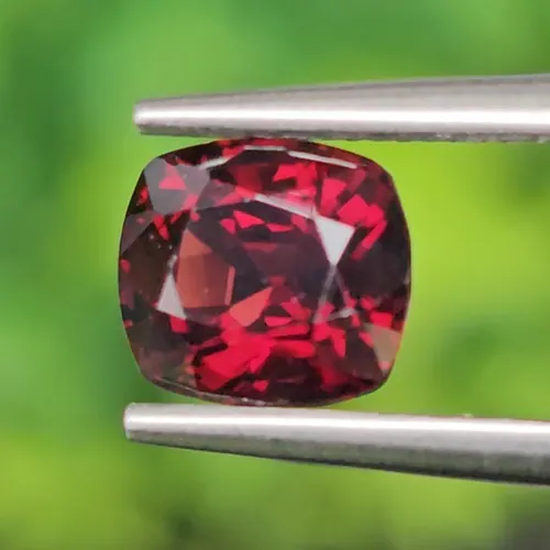 สปิเนล Natural Spinel