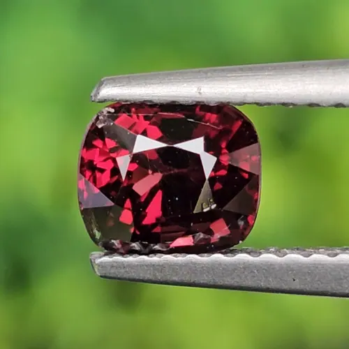 สปิเนล Natural Spinel