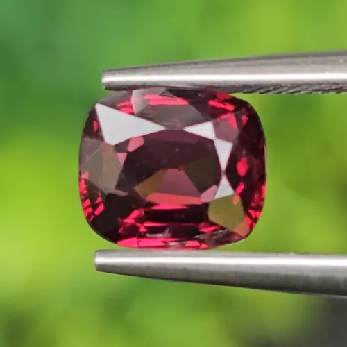 สปิเนล Natural Spinel