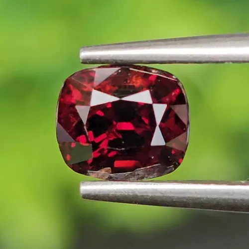สปิเนล Natural Spinel